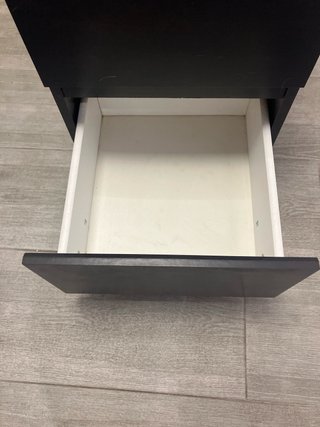 Mesita de noche Ikea madera oscura