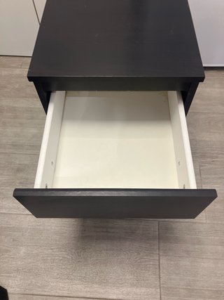 Mesita de noche Ikea madera oscura