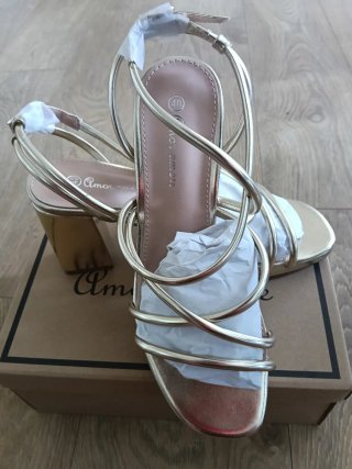 Sandalias Amor Amore doradas a estrenar