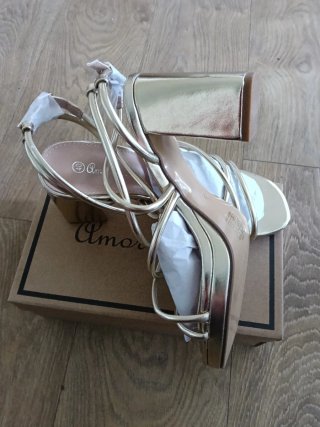 Sandalias Amor Amore doradas a estrenar