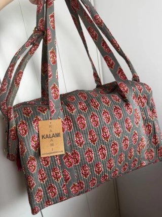 Mochila de viaje Kalami floral gris y rosa
