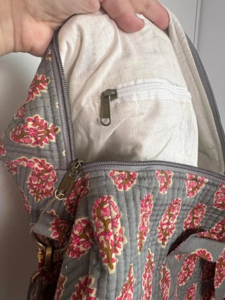 Mochila de viaje Kalami floral gris y rosa