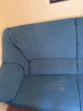 Sofá azul con cojines rojos