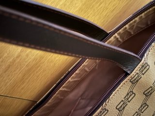 Bolso de mano con monograma