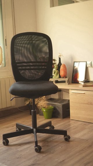 Silla de oficina negra con ruedas