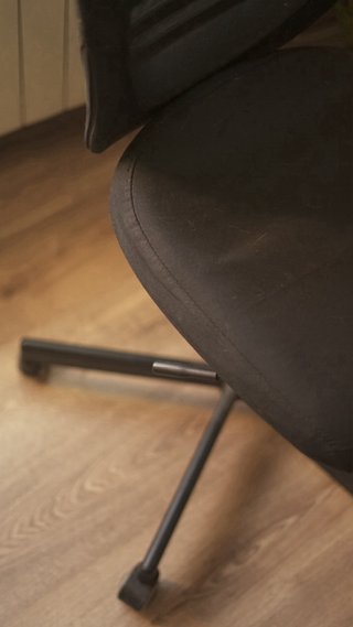 Silla de oficina negra con ruedas