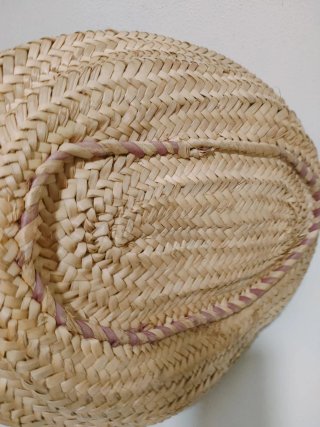 Cesto de paja vintage con asas de cuero