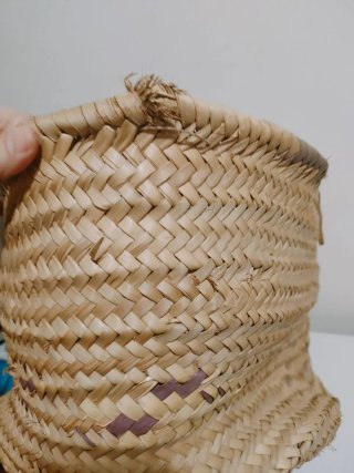 Cesto de paja vintage con asas de cuero