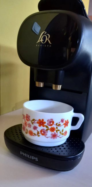 CAFETERA +TAZAS NESPRESSO + LIBRO