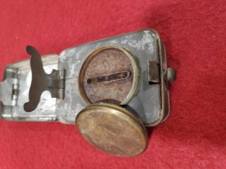 Antiguo esterilizador de agujas de metal