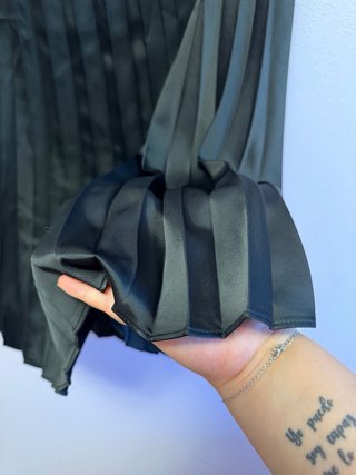 Falda midi plisada satinada negra – Talla XL