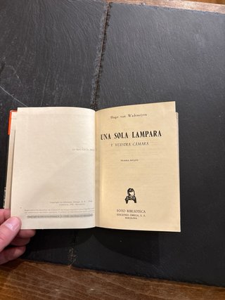 Libro Foto Biblioteca: Una Sola Lámpara