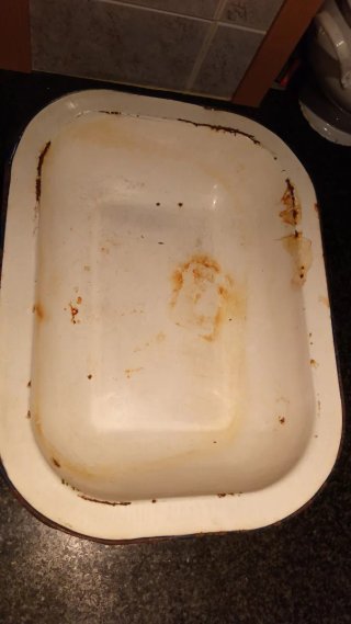 Palanganas y sopera de hierro esmaltado