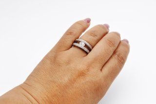 Anillo de oro blanco de 18k. Ref:065-01-00370