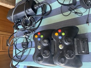 Xbox 360 con 2 mandos, juegos y accesorios