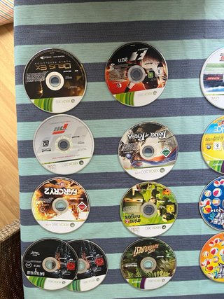 Xbox 360 con 2 mandos, juegos y accesorios