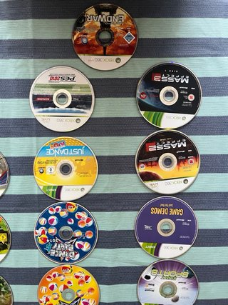 Xbox 360 con 2 mandos, juegos y accesorios