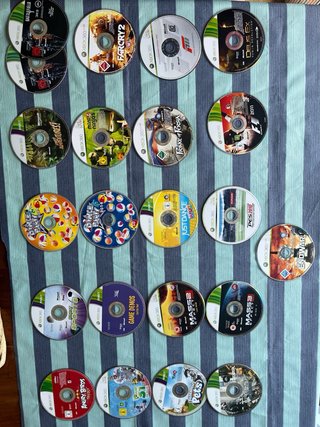 Xbox 360 con 2 mandos, juegos y accesorios