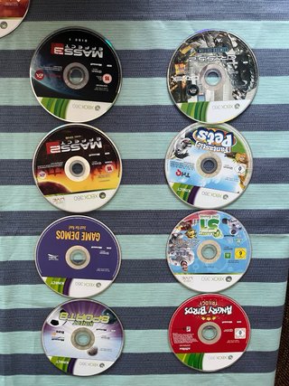 Xbox 360 con 2 mandos, juegos y accesorios