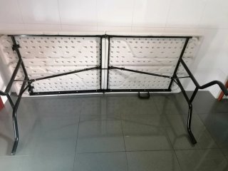 Mesa plegable resina blanca patas metal