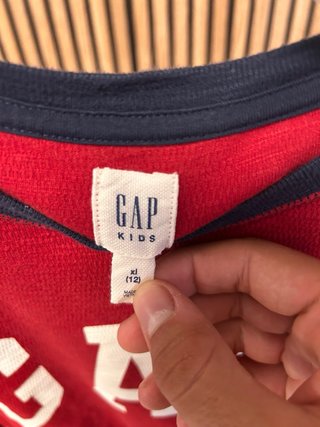 Jersey GAP rojo manga larga