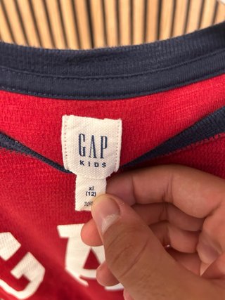 Jersey GAP rojo manga larga