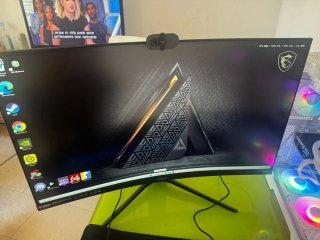 PC Gaming MSI con RGB y Monitor
