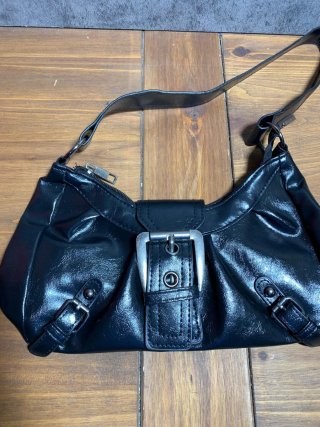 Bolso de hombro negro efecto charol