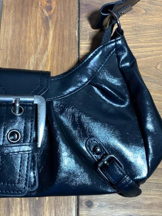 Bolso de hombro negro efecto charol