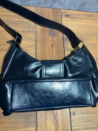 Bolso de hombro negro efecto charol