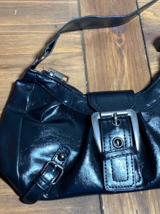 Bolso de hombro negro efecto charol