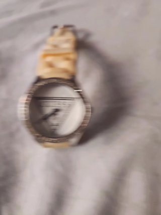 Reloj Guess Mujer Beige y Plateado