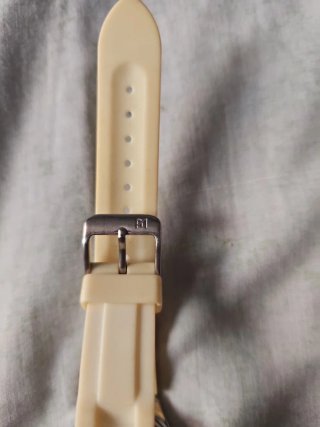 Reloj Guess Mujer Beige y Plateado