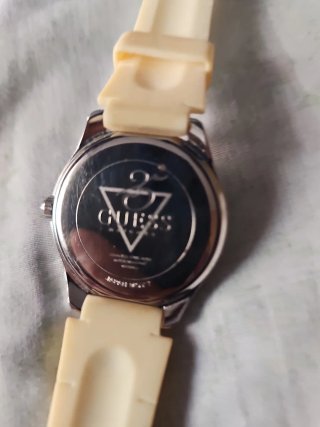 Reloj Guess Mujer Beige y Plateado