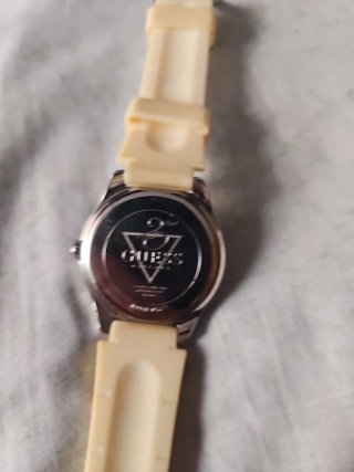 Reloj Guess Mujer Beige y Plateado