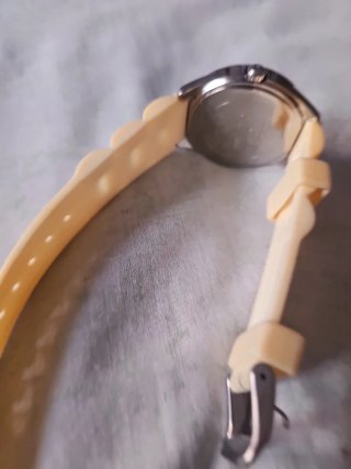 Reloj Guess Mujer Beige y Plateado