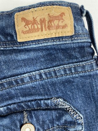 Vaquero Levi's 515 Shaping Skinny en azul oscuro