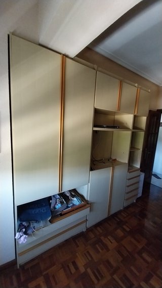 Mueble modular de salón beige y madera