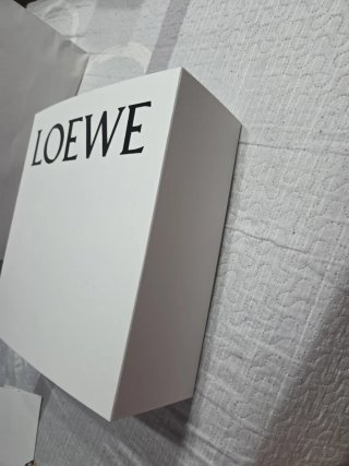 Bolsa y caja  Loewe con papel de seda