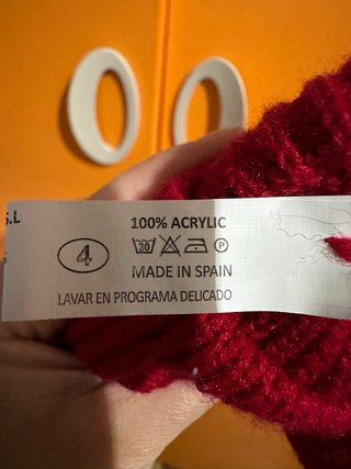 Cappello bordeaux con pompon