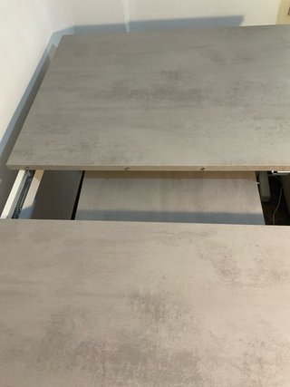 Mesa de salón extensible gris y blanca