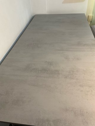 Mesa de salón extensible gris y blanca
