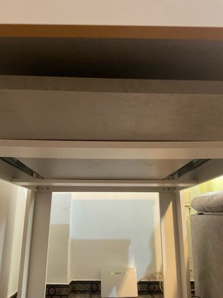 Mesa de salón extensible gris y blanca