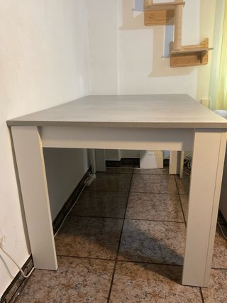 Mesa de salón extensible gris y blanca