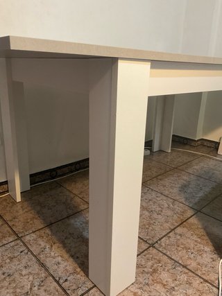 Mesa de salón extensible gris y blanca