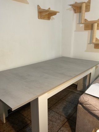 Mesa de salón extensible gris y blanca