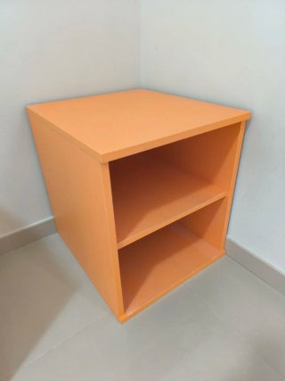 Mueble auxiliar infantil naranja con balda