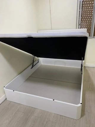 Canapé de madera con colchón
