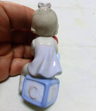 Statuina bimbo con torta e candelina