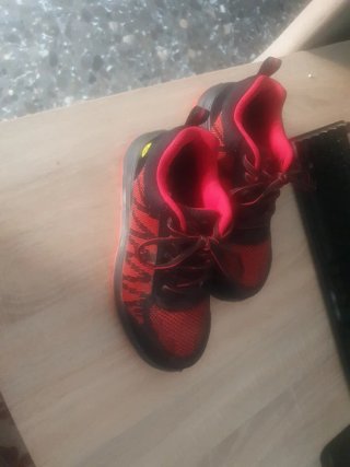 Zapatos de seguridad Beswork negros y rojos